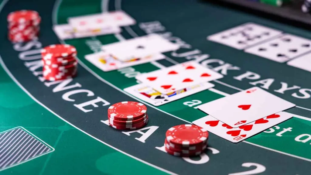 Blackjack online và Baccarat online đều là những trò chơi bài phổ biến trong các sòng bạc